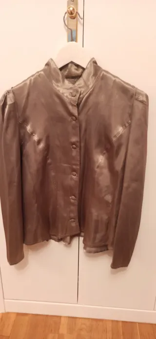 Camisa fiesta de seda con lazo en la espalda