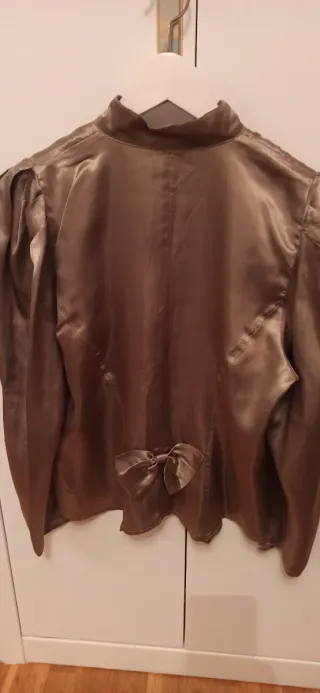 Camisa fiesta de seda con lazo en la espalda