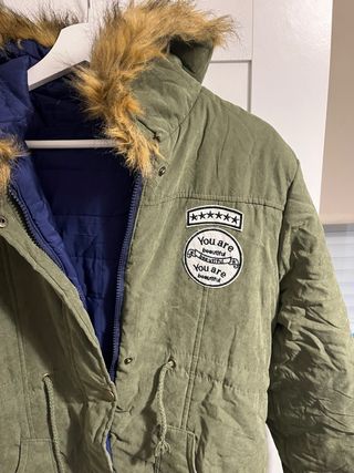 Parka verde con capucha y pelo