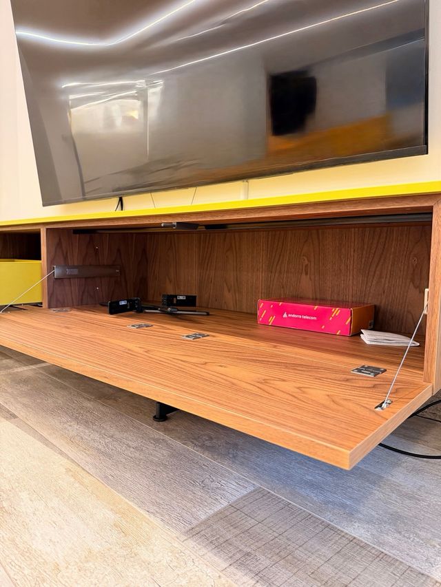 Mesa TV madera mostaza y marrón