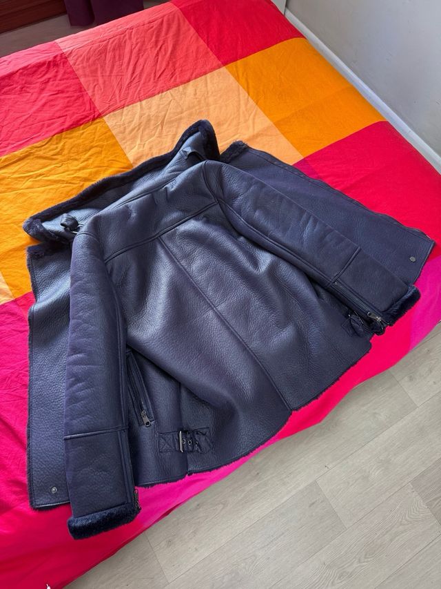 Chaqueta negra/morada con forro de borrego