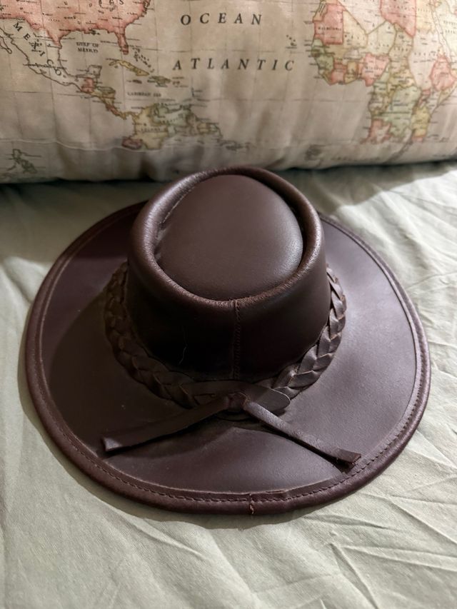 Sombrero de piel marrón. talla56