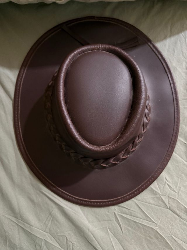 Sombrero de piel marrón. talla56