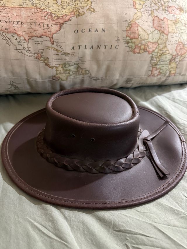 Sombrero de piel marrón. talla56