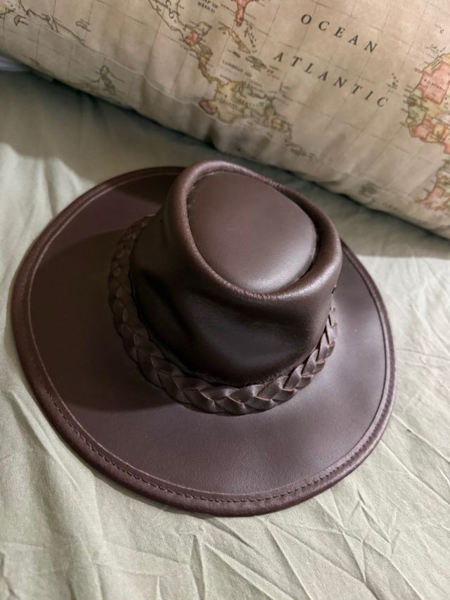 Sombrero de piel marrón. talla56