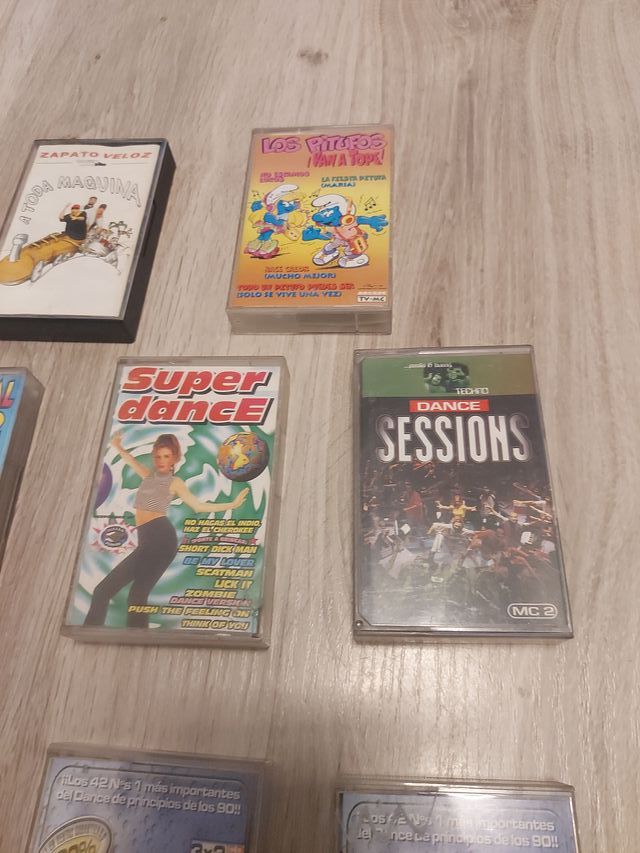 Lotto di vecchie cassette con compilation dance