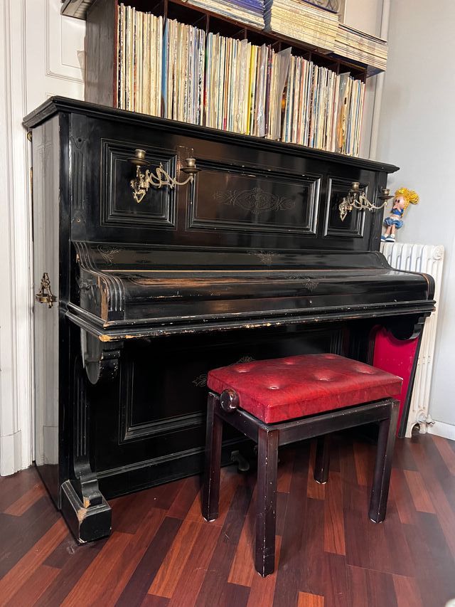 Piano Vertical Antiguo con Teclas de Marfil