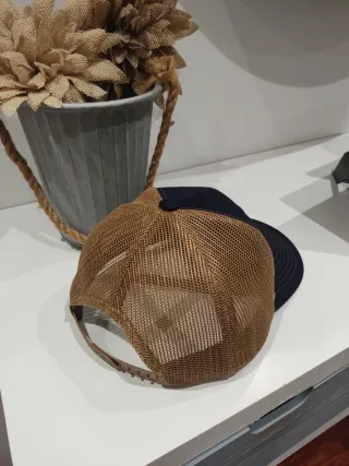 Gorra azul y beige con parche de cabra