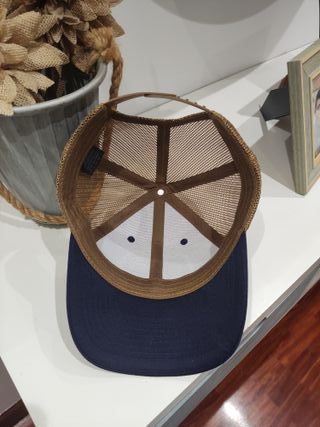 Gorra azul y beige con parche de cabra