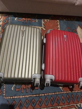 Maletas de viaje pequeñas (gris y roja)