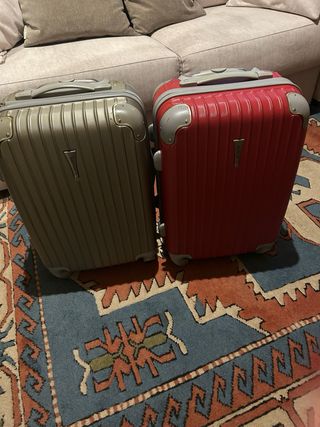 Maletas de viaje pequeñas (gris y roja)