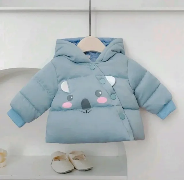 Abrigo infantil azul con diseño koala