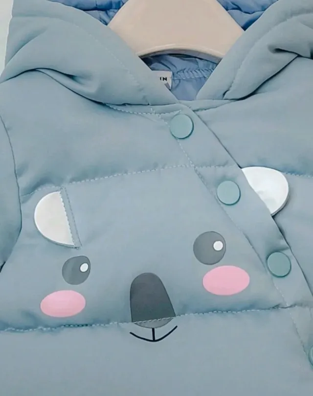 Abrigo infantil azul con diseño koala