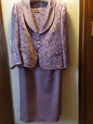 Traje de chaqueta y falda ideal para celebraciones