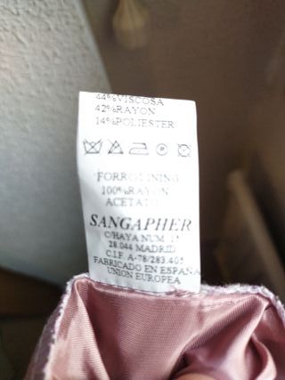 Traje de chaqueta y falda ideal para celebraciones