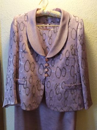 Traje de chaqueta y falda ideal para celebraciones