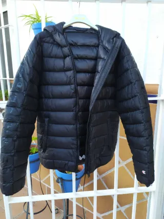 Cazadora Champion con capucha negra