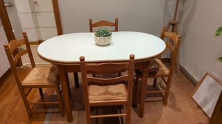 Mesa extensible y 4 sillas de madera