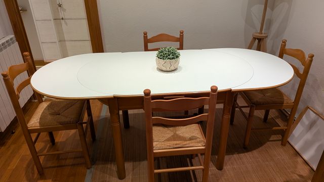 Mesa extensible y 4 sillas de madera