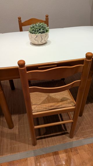 Mesa extensible y 4 sillas de madera