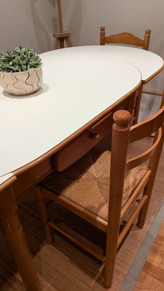 Mesa extensible y 4 sillas de madera