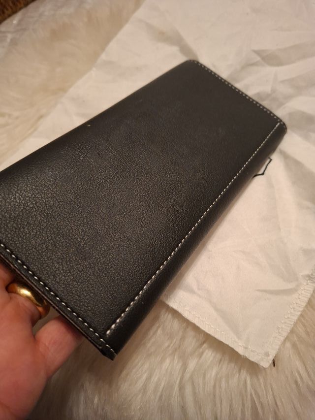 Monedero negro con detalle metálico