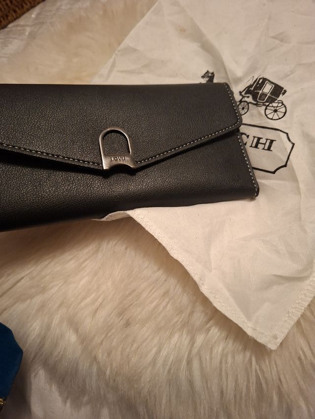 Monedero negro con detalle metálico