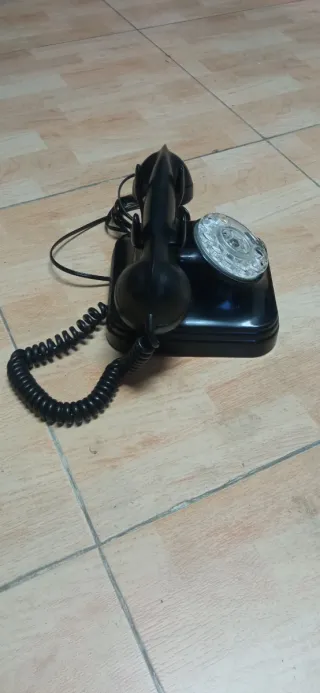Teléfono antiguo negro