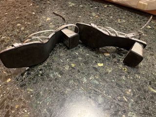 Sandalias plateadas tacón tiras