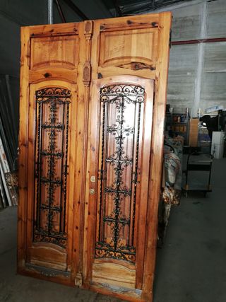 Puerta doble madera rústica con rejas