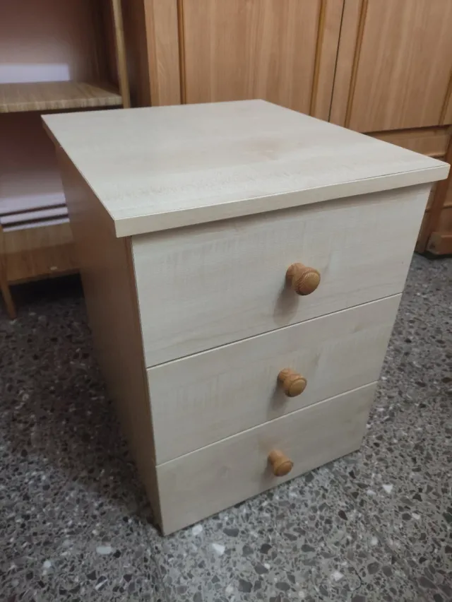 Cajón de madera beige con 3 cajones