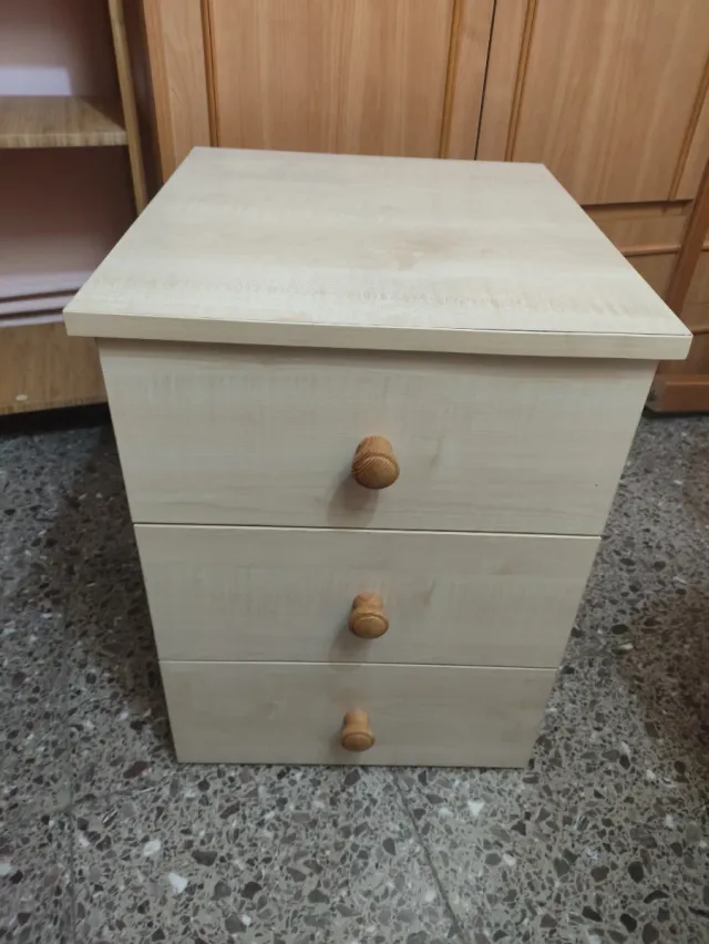 Cajón de madera beige con 3 cajones