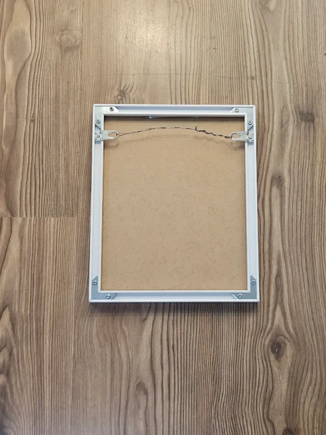 Grabado en aluminio con marco blanco