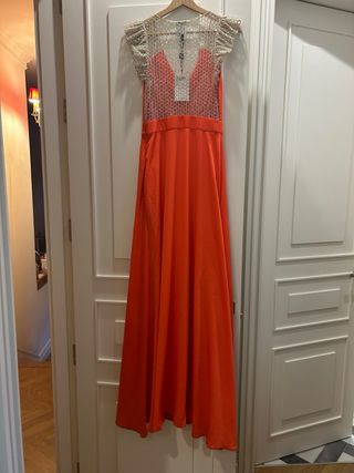 Vestido de fiesta naranja y dorado