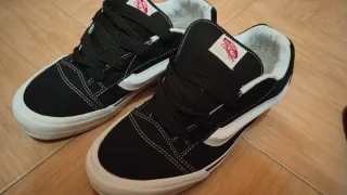 Scarpe Vans nere e bianche