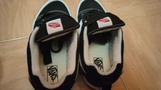 Scarpe Vans nere e bianche