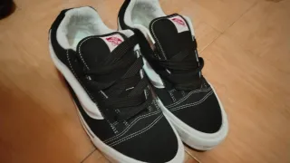 Scarpe Vans nere e bianche