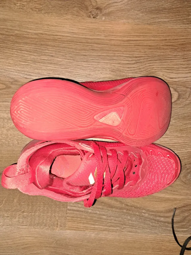 Zapatillas de baloncesto rojas  Jordan talla 36,5