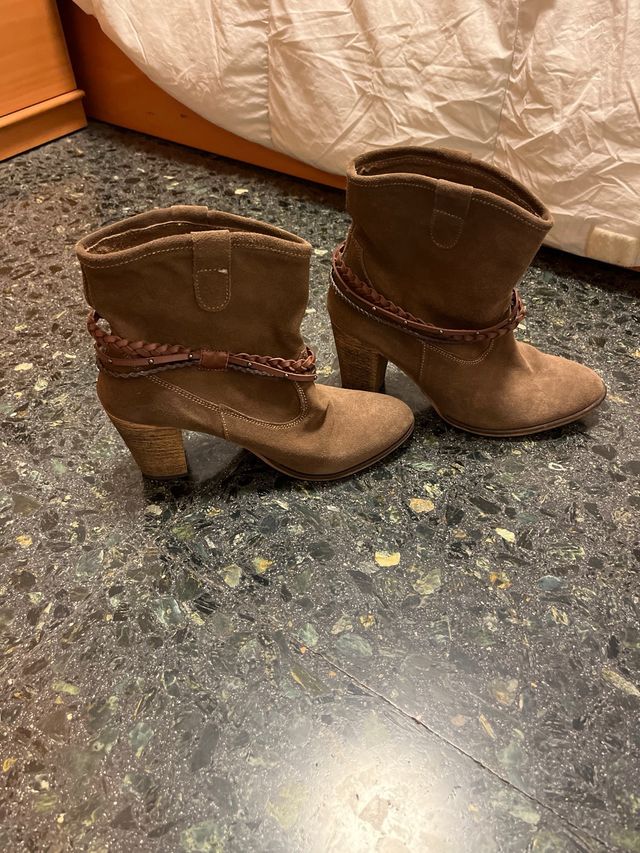 Botines camperos tacón marrón