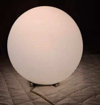 Lámpara esférica de mesita