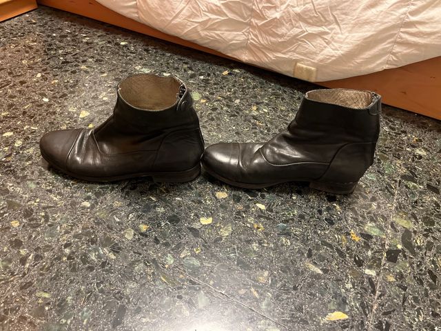 Botines planos de piel negros