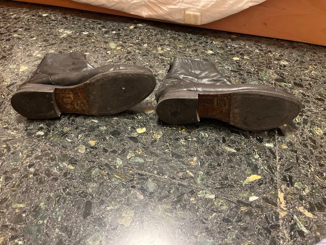 Botines planos de piel negros