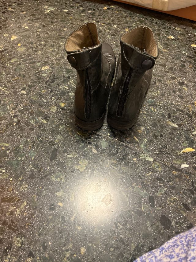 Botines planos de piel negros