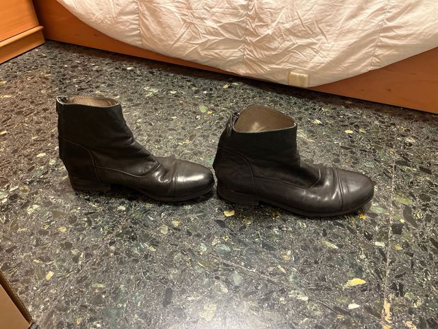 Botines planos de piel negros