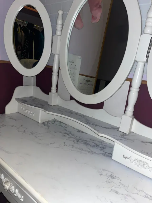 Tocador blanco con espejo triple