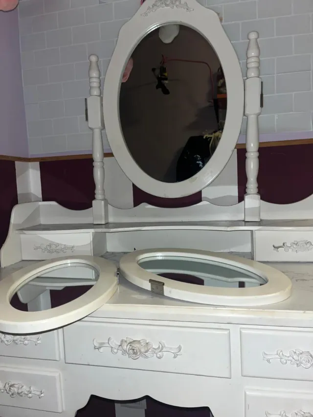 Tocador blanco con espejo triple