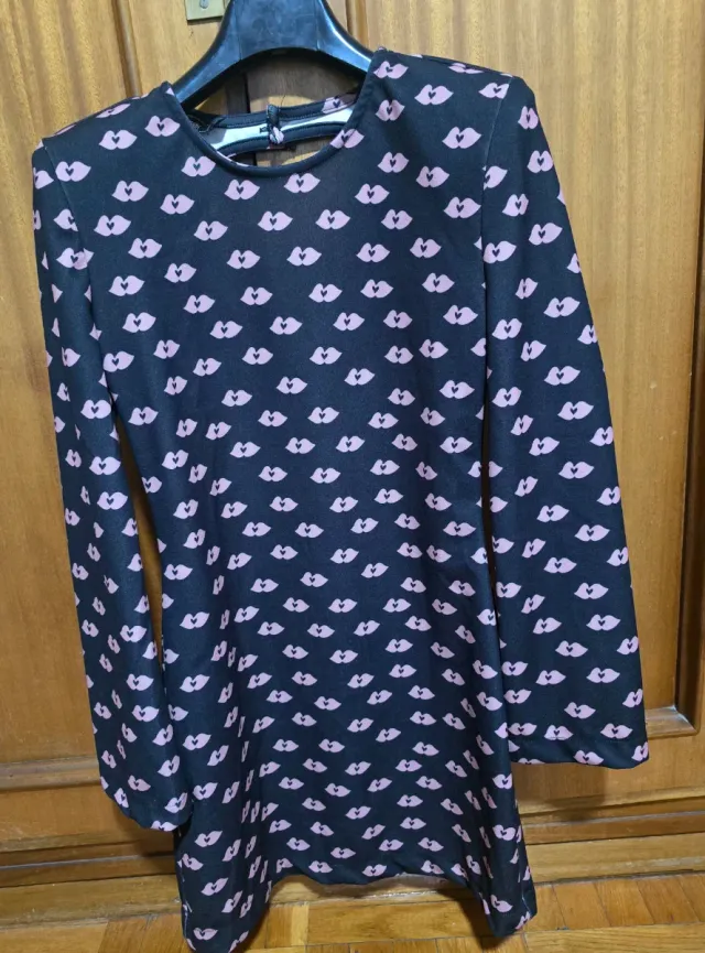 Vestido negro corto con boquitas rosa de keep&trnd