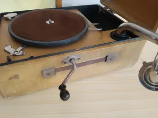 Gramola y discos de piedra