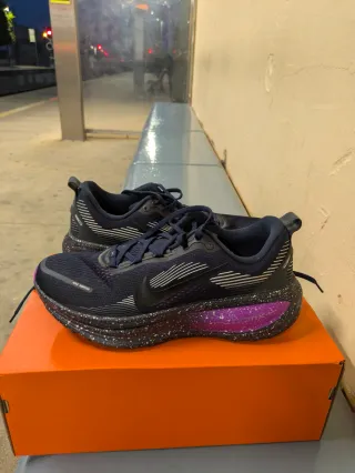 Nike Vomero 18 SE Talla 44.5 Azul/Morado