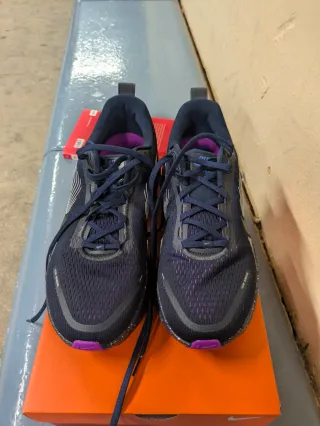 Nike Vomero 18 SE Talla 44.5 Azul/Morado